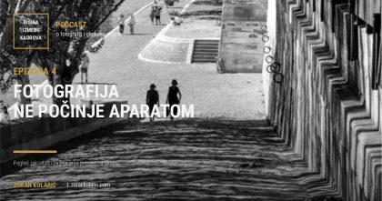 Crno-bijela fotografija kamenog stubišta s ljudima u prostoru, naslovnica četvrte epizode podcasta Fotografija ne počinje aparatom.