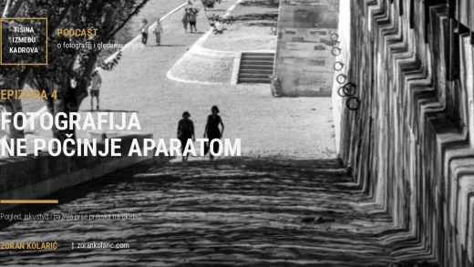 Crno-bijela fotografija kamenog stubišta s ljudima u prostoru, naslovnica četvrte epizode podcasta Fotografija ne počinje aparatom.